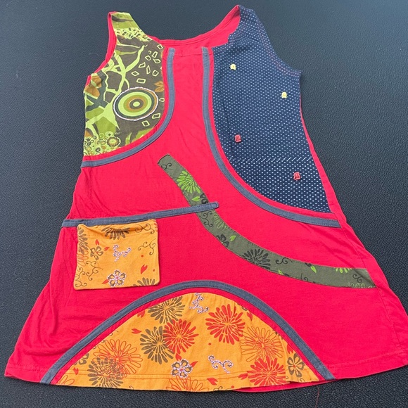 nari alliance Dresses & Skirts - Nari Alliance red sleeveless dress w/ unique appliqué & embroidery sz M